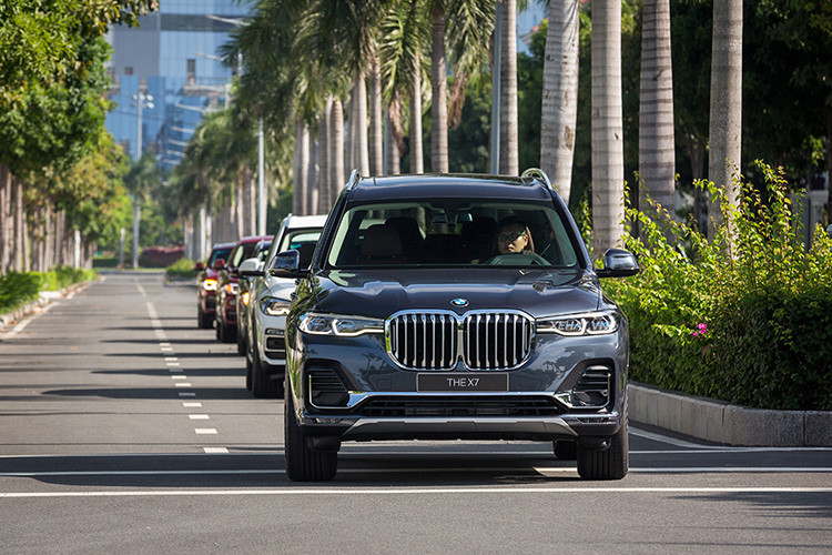 Trong số top xe ôtô giảm giá mạnh nhất Việt Nam, đầu tiên phải kể đến BMW X7 mới. Sau khi giảm giá 350 triệu đồng hồi cuối tháng 3 năm nay, BMW X7 tiếp tục được giảm giá lên đến 650 triệu đồng cho đến cả tỷ đồng, đây mức giảm mạnh nhất từ trước đến nay, kể từ khi X7 được ra mắt lần đầu tại Việt Nam hồi đầu tháng 07/2019.