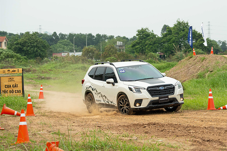 Cung Subaru off-road 10 dang dia hinh kho ngay tai thu do Ha Noi