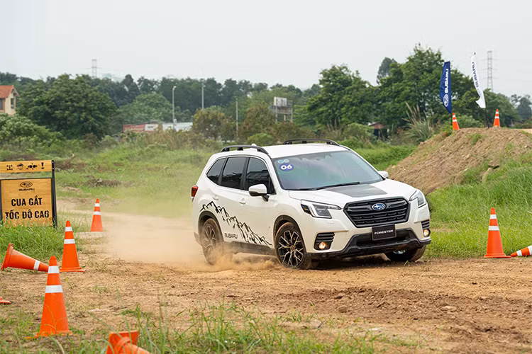 Cung Subaru off-road 10 dang dia hinh kho ngay tai thu do Ha Noi
