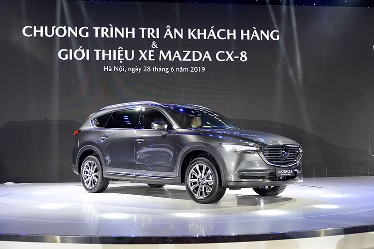 Về ngoại hình, Mazda CX-8 tại Việt Nam tiếp tục sở hữu triết lý thiết kế Kodo với phong cách mạnh mẽ, thể thao nhưng vẫn có được nét tinh tế, sang trọng và cuốn hút. Xe có trục cơ sở 2.930 mm tương đương CX-9. Khoảng sáng gầm xe 200 mm. Kích thước tổng thể dài x rộng x cao lần lượt là 4.900 x 1.840 x 1.730 mm.