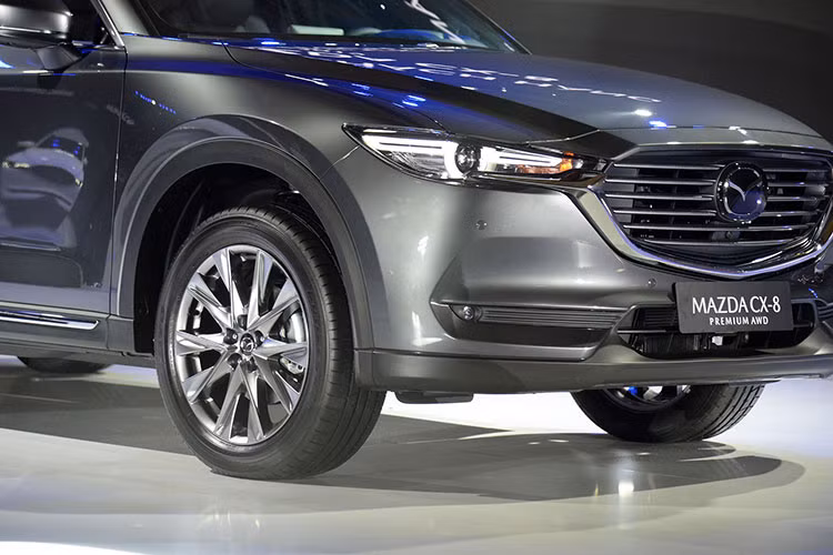 Xe được trang bị hệ thống đèn chiếu sáng LED phía trước với công nghệ thích ứng (Adaptive). Đèn sương mù và đèn hậu cũng là LED hiện đại. 