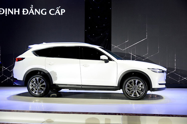 Về khả năng vận hành, tại thị trường Việt Nam, Mazda CX-8 được trang bị động cơ xăng Skyactiv-G 2.5L, hút khí tự nhiên cho công suất 188 mã lực, mô men xoắn 252 Nm, kết hợp cùng hộp số tự động 6 cấp.