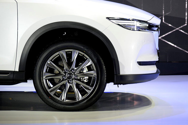 Mazda CX-8 có thân xe và khung xe được tích hợp, có độ cứng vững cao, chống vặn xoắn, sử dụng chung thân với xe Mazda CX-9. Vành xe dạng hợp kim 10 chấu kích thước 19 inch, kết hợp lốp 255/55R19.