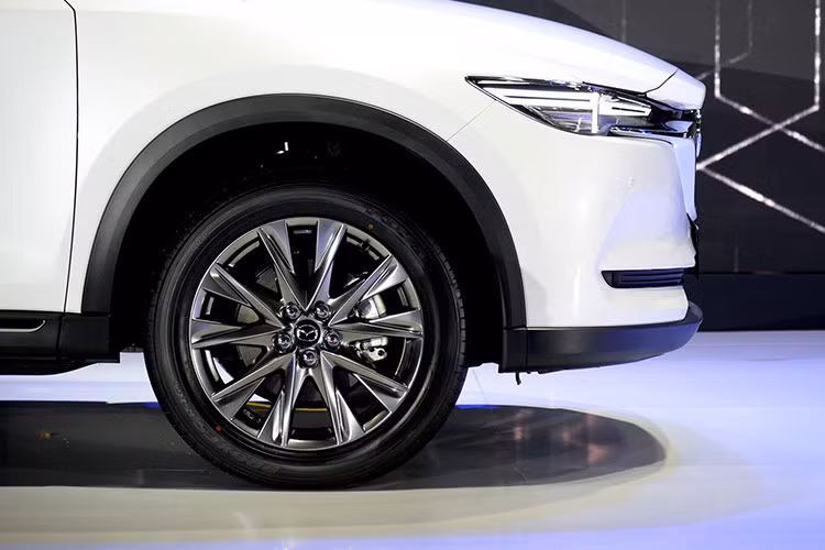 Mazda CX-8 có thân xe và khung xe được tích hợp, có độ cứng vững cao, chống vặn xoắn, sử dụng chung thân với xe Mazda CX-9. Vành xe dạng hợp kim 10 chấu kích thước 19 inch, kết hợp lốp 255/55R19.