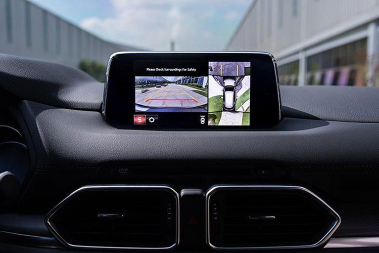 Một số trang bị hiện đại quen thuộc khác xuất hiện trên xe bao gồm; hệ thống đề nổ bằng nút bấm, phanh đỗ điện tử có tự động giữ. Màn hình trung tâm Mazda Connect tương tự các mẫu xe khác của Mazda tại Việt Nam, tuy nhiên có khả năng kết nối Apple CarPlay và Android Auto.