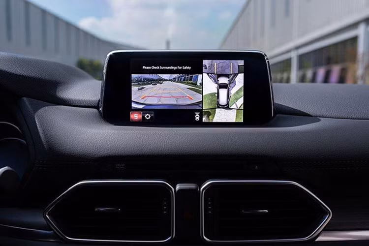 Một số trang bị hiện đại quen thuộc khác xuất hiện trên xe bao gồm; hệ thống đề nổ bằng nút bấm, phanh đỗ điện tử có tự động giữ. Màn hình trung tâm Mazda Connect tương tự các mẫu xe khác của Mazda tại Việt Nam, tuy nhiên có khả năng kết nối Apple CarPlay và Android Auto.