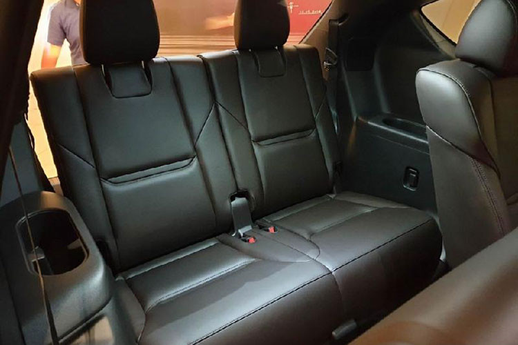 Mazda CX-8 là mẫu xe được trang bị hệ thống an toàn i-ACTIVSENSE bao gồm 3 hệ thống hỗ trợ người lái, 3 hệ thống lưu ý người lái, đặc biệt là 3 hệ thống cảnh báo và hỗ trợ phanh khẩn cấp mới được áp dụng. Ngoài ra, hệ thống camera 360 độ, 6 túi khí... cũng được trang bị.