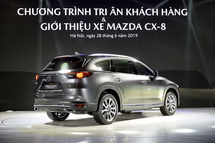 Dựa trên thân xe Monocoque có độ cứng vững cao, độ cứng của hệ thống lái, hệ thống treo và cấu trúc của ghế ngồi được tối ưu hóa. Mazda CX-8 cũng áp dụng thiết kế giảm xóc mới cho hệ thống treo và cải tiến hệ thống kiểm soát gia tốc GVC tốt hơn.
