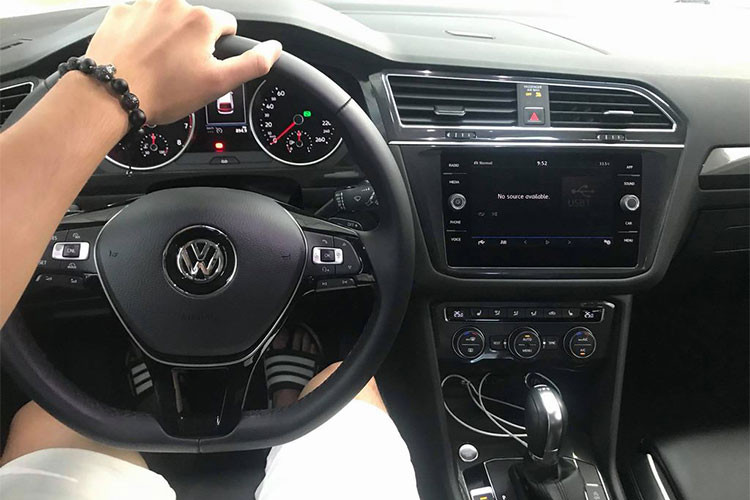 Bên trong xe được trang bị hệ thống giải trí màn hình cảm ứng đa chức năng Composition Media, Bluetooth, USB, kết nối App-connect. Đặc biệt, chiều dài xe lên đến 4,701m, cho khoảng không gian của 3 hàng ghế rộng rãi, thoải mái cho 7 người lớn (do tổng chiều dài thêm 21cm).