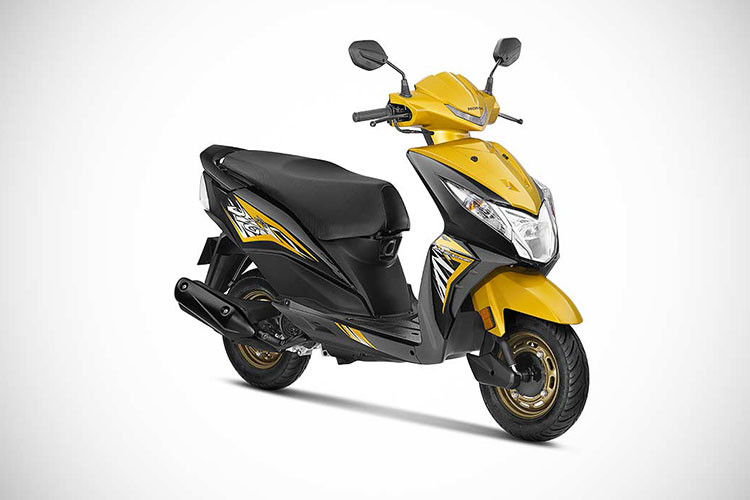 Các bộ phận như khung xe hay hệ thống treo của Honda Dio Deluxe 2018 không co cải tiến nào so với trước. Xe vẫn sử dụng kết cấu khung và hệ thống treo tương tự phiên bản tiêu chuẩn. Xe sử dụng hệ thống treo liên kết ở trước và giảm xóc lò xo trụ đơn ở sau.