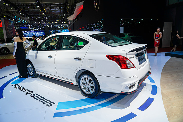 Phiên bản Nissan Sunny mới được trang bị thêm những tính năng an toàn như: cảm biến lùi, đèn báo rẽ tích hợp trên gương chiếu hậu, camera lùi, màn hình kết nối điện thoại thông minh, giúp người lái an tâm và thoải mái trên mỗi hành trình. Xe sở hữu khối động cơ 1.5 lít 4 xi-lanh, cho ra 99,3 mã lực và 134Nm mô-men xoắn cực đại. Sức mạnh được gửi đến các bánh xe thông qua hộp số tự động 4 cấp hoặc số sàn 5 cấp.