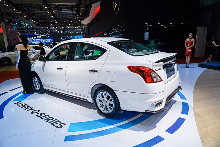 Phiên bản Nissan Sunny mới được trang bị thêm những tính năng an toàn như: cảm biến lùi, đèn báo rẽ tích hợp trên gương chiếu hậu, camera lùi, màn hình kết nối điện thoại thông minh, giúp người lái an tâm và thoải mái trên mỗi hành trình. Xe sở hữu khối động cơ 1.5 lít 4 xi-lanh, cho ra 99,3 mã lực và 134Nm mô-men xoắn cực đại. Sức mạnh được gửi đến các bánh xe thông qua hộp số tự động 4 cấp hoặc số sàn 5 cấp.