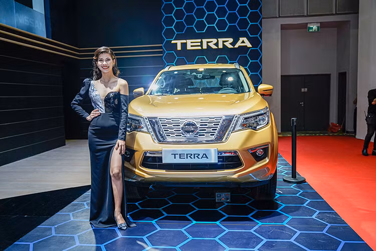 Mẫu xe Nissan Terra luôn nằm trong danh sách các sản phẩm bán chạy nhất của Nissan. Chiếc SUV xuất hiện trong gian hàng của Nissan với những đường nét cơ bắp và thể thao, phần đầu xe nhiều góc cạnh hơn, kết hợp cùng các đèn pha và đèn định vị dạng LED, thiết kế lưới tản nhiệt mạ crôm đặc trưng; đuôi xe cũng tiếp tục đi theo ngôn ngữ thiết kế thể thao.