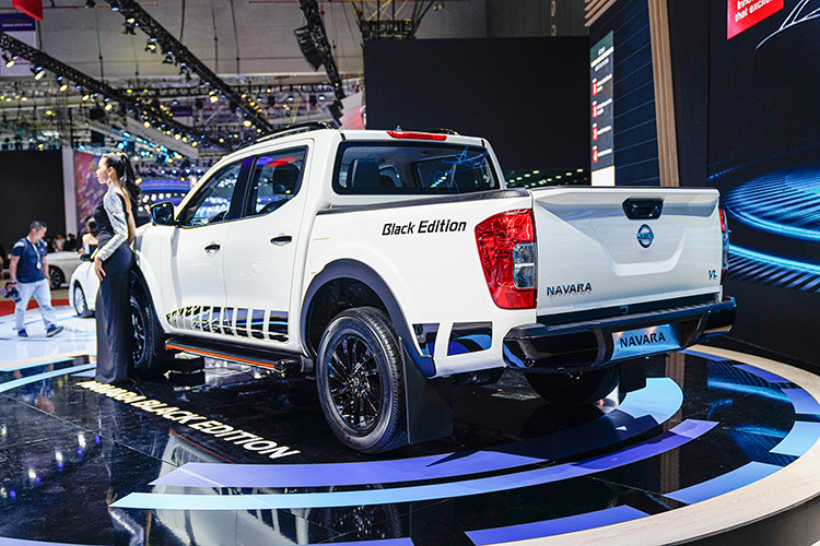 Về truyền động, mẫu xe bán tải Nissan Navara Black Editon 2019 mới sẽ được trang bị khối động cơ dầu 2.5L cùng hộp số tự động 7 cấp. Đi kèm với đó còn là hệ thống gài cầu chủ động giúp việc di chuyển và chinh phục các cung đường khó khăn trở nên dễ dàng hơn.