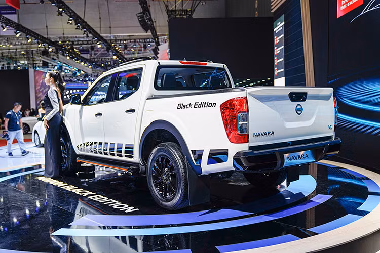 Về truyền động, mẫu xe bán tải Nissan Navara Black Editon 2019 mới sẽ được trang bị khối động cơ dầu 2.5L cùng hộp số tự động 7 cấp. Đi kèm với đó còn là hệ thống gài cầu chủ động giúp việc di chuyển và chinh phục các cung đường khó khăn trở nên dễ dàng hơn.