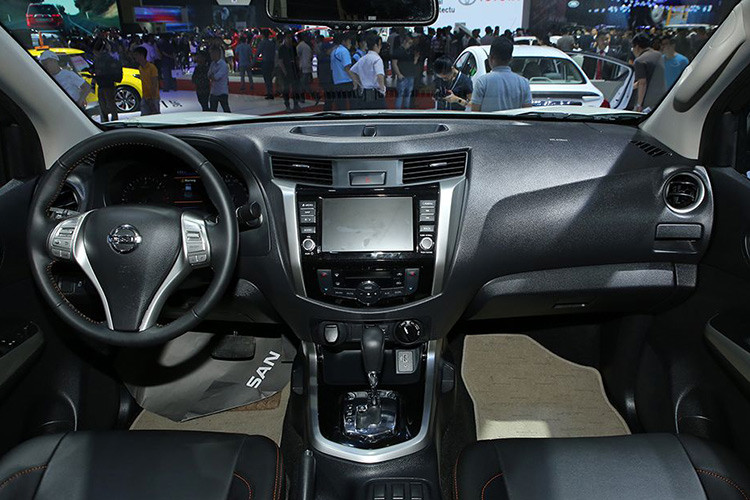 Bên trong khoang nội thất, Navara Black Editon sở hữu hệ thống màn hình giải trí 8 inch cùng các tích hợp với điện thoại, một màn hình hỗ trợ hiển thị 3D, ghế bọc da có nhớ với đường chỉ khâu tương phản… Về trang bị, xe vẫn tiếp tục mang trong mình loạt công nghệ hỗ trợ người lái đắc lực như hệ thống chuyển động thông minh của Nissan, ABS, EDB, hệ thống cân bằng điện tử VDC, hệ thống hạn chế trơn trượt ABLS, hệ thống hỗ trợ khởi hành ngang dốc…