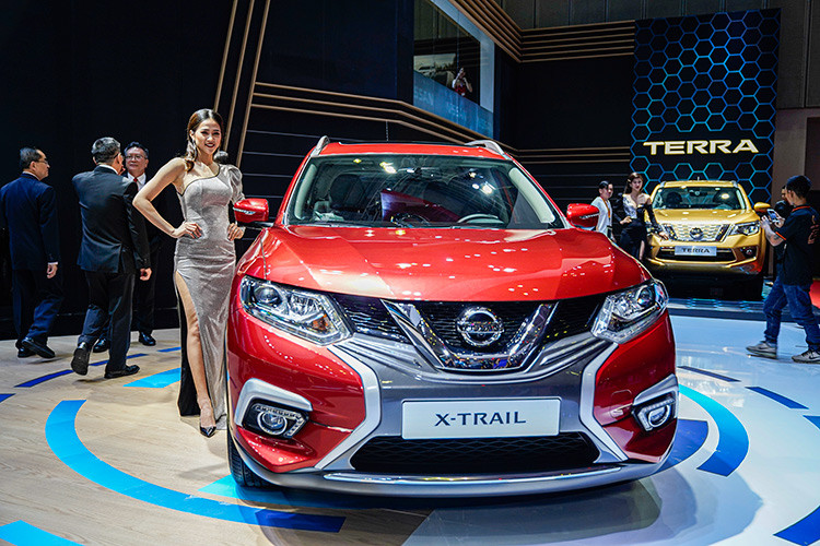 Nissan X-Trail V-Series là mẫu xe nằm trong nỗ lực của Nissan nhằm thúc đẩy doanh số của mẫu xe này tại Việt Nam. Xe sở hữu một loạt công nghệ tiên tiến như hệ thống Kiểm soát khung gầm chủ động với ba công nghệ kết hợp: Hệ thống kiểm soát lái chủ động (ARC), Hệ thống kiểm soát phanh động cơ chủ động (AEB) và Hệ thống kiểm soát vào cua chủ động (ATC).