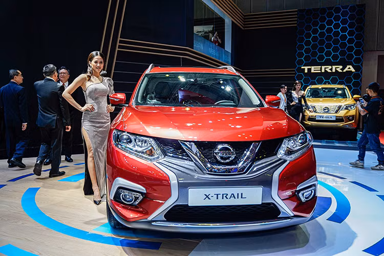 Nissan X-Trail V-Series là mẫu xe nằm trong nỗ lực của Nissan nhằm thúc đẩy doanh số của mẫu xe này tại Việt Nam. Xe sở hữu một loạt công nghệ tiên tiến như hệ thống Kiểm soát khung gầm chủ động với ba công nghệ kết hợp: Hệ thống kiểm soát lái chủ động (ARC), Hệ thống kiểm soát phanh động cơ chủ động (AEB) và Hệ thống kiểm soát vào cua chủ động (ATC).