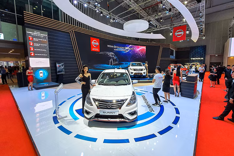 Nissan Sunny luôn được đánh giá cao bởi sự nhỏ gọn, bền bỉ đậm chất Nhật Bản, khả năng tiết kiệm nhiên liệu vượt trội cùng khoang nội thất rộng rãi nhất trong phân khúc. Sunny XV-Premium sở hữu một cái nhìn tổng thể gọn gàng hơn, tinh tế và thể thao hơn với các đèn pha đã được tinh chỉnh, đèn định vị ngày LED đặt ở hốc gió hai bên, cản sốc cứng cáp có thêm viền đỏ đem lại cảm giác khỏe khoắn, năng động, viền đỏ tiếp tục được Nissan sử dụng ở quanh xe.