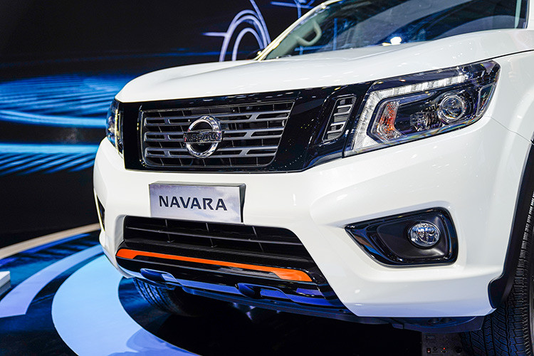 Ngoài ra, một số chi tiết như bộ lưới tản nhiệt, tay nắm cửa, ốp gương, bộ mâm hợp kim 18 inch đều đã được Nissan nâng cấp mới trên bản Black Edition. Từ đó, về tổng thể ngoại thất, Navara Black Edition mang tới cái nhìn sắc nét, thể thao và dữ dội hơn hẳn so với các phiên bản tiêu chuẩn của dòng xe này.