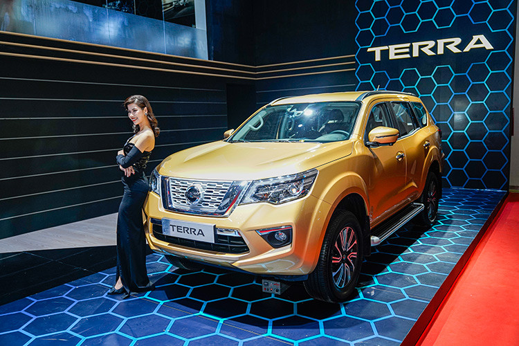 Là đối thủ của Toyota Fortuner và Chevrolet Trailblazer, Nissan Terra mới nhất tự tin với 7 chỗ ngồi thoải mái. Xe được trang bị khá nhiều công nghệ hỗ trợ lái và an toàn mới nhất hiện nay và được trang bị khối động cơ 2.5 lít 4 xy-lanh thẳng hàng, cho công suất 166 mã lực và 241 Nm mô men xoắn cực đại. Động cơ được ghép nối với hộp tự động 7 cấp với chế độ chỉnh tay và hệ dẫn động 2 cầu.