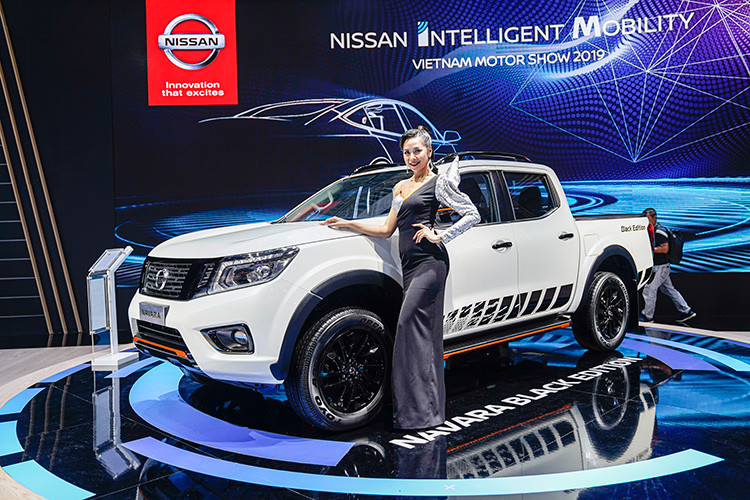 Nissan Navara Black Editon 2019 là mẫu xe mới duy nhất trong gian hàng của Nissan Việt Nam tại VMS năm nay. So với phiên bản tiêu chuẩn, xe sở hữu một số tinh chỉnh nhẹ về trang bị, hỗ trợ người lái đắc lực hơn trên những cung đường gập ghềnh, khó khăn. Sự khác biệt về ngoại hình giữa phiên bản đặc biệt Black Editon và phiên bản tiêu chuẩn chỉ đến từ một số chi tiết dán decal màu tương phản cam-đen ở đầu và thân xe.