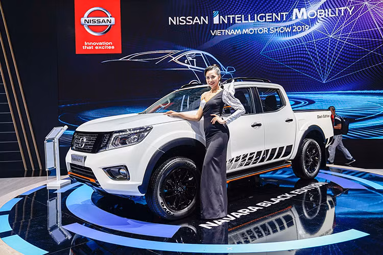 Nissan Navara Black Editon 2019 là mẫu xe mới duy nhất trong gian hàng của Nissan Việt Nam tại VMS năm nay. So với phiên bản tiêu chuẩn, xe sở hữu một số tinh chỉnh nhẹ về trang bị, hỗ trợ người lái đắc lực hơn trên những cung đường gập ghềnh, khó khăn. Sự khác biệt về ngoại hình giữa phiên bản đặc biệt Black Editon và phiên bản tiêu chuẩn chỉ đến từ một số chi tiết dán decal màu tương phản cam-đen ở đầu và thân xe.