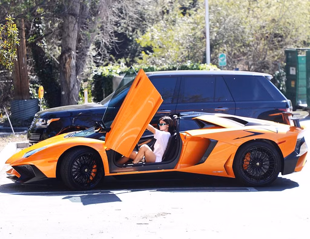 Hầu hết bạn trẻ 19 tuổi đều cố gắng thuyết phục cha mẹ mua cho chiếc xe hơi đầu tiên, nhưng Kylie Jenner - em gái cô Kim siêu vòng 3 thì lại hoàn toàn khác biệt. Cô nàng Hotgirl sinh năm 1998 đã sắm cho mình hàng loạt mẫu siêu xe triệu đô đáng mơ ước như Rolls-Royce Ghost, Lamborghini Aventador LP750 SV, Ferrari 458 Italia...