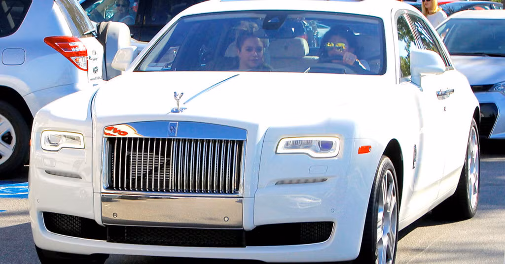 Tuy nhiên theo trang TMZ, chiếc Rolls-Royce là món quà từ rapper Richie Rich tặng người đẹp mà không phải tiền cô tự kiếm như tuyên bố. Mặc dù chỉ là quà tặng, nhưng chiếc Rolls Royce Ghost màu trắng là món đồ mơ ước của bất kỳ ai, thậm chí cả những doanh nhân thành đạt. 