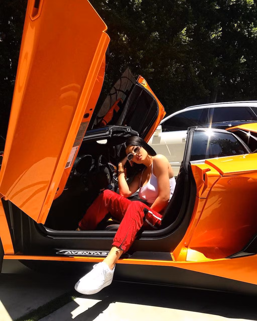 Tuy nhiên chưa dừng lại đó, tháng 5/2017, Kylie lại khiến fan phát cuồng khi tiếp tục tậu Lamborghini Aventador SV Roadster trị giá 400.000 USD. Siêu xe của Kylie là một trong số 500 chiếc Aventador SV Roadster giới hạn trên toàn cầu. Xe sử dụng động cơ V12, 6.5 lít, công suất 750 mã lực và nhẹ hơn 50 kg so với bản coupe, tổng trọng lượng chỉ 1.575 kg.