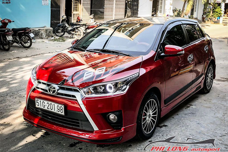 Mẫu xe giá rẻ Toyota Yaris nhập Thái vốn có kiểu dáng khá hiền lành với thiết kế kiểu hatchback, các đường nét của xe thích hợp hơn cho các tay lái nữ. Tuy nhiên nếu kết hợp với bộ bodylip thể thao được nhập khẩu từ Thái Lan thì phong cách của chiếc xe sẽ trở nên khác biệt hơn.