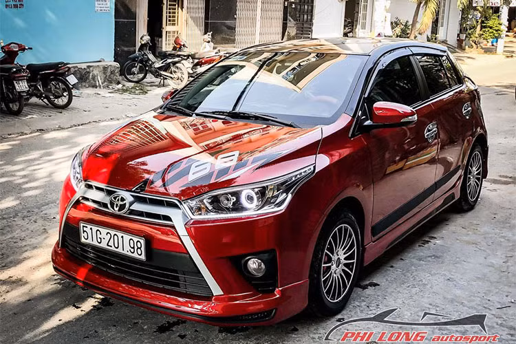 Mẫu xe giá rẻ Toyota Yaris nhập Thái vốn có kiểu dáng khá hiền lành với thiết kế kiểu hatchback, các đường nét của xe thích hợp hơn cho các tay lái nữ. Tuy nhiên nếu kết hợp với bộ bodylip thể thao được nhập khẩu từ Thái Lan thì phong cách của chiếc xe sẽ trở nên khác biệt hơn.