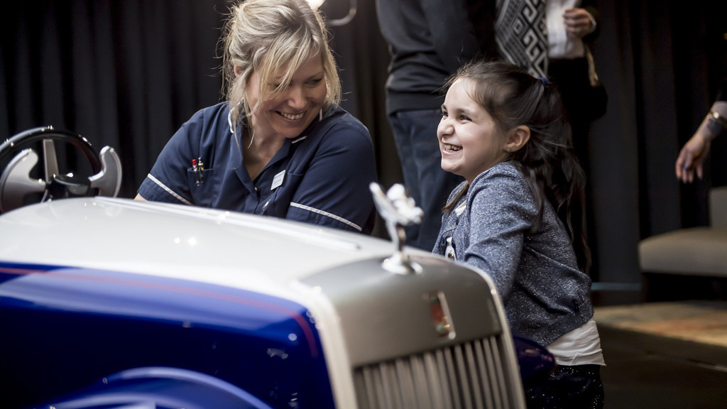 "Thay vì lo lắng về ca mổ sắp tới, các bệnh nhi của chúng tôi lại có những phản ứng tích cực, những trải nghiệm thú vị khi các em có thể lái xe một mình. Chúng tôi cũng nhận thấy rằng các ông bố đặc biệt thích chiếc xe và thường yêu cầu đến lượt con mình", Sue Nicholls chia sẻ.