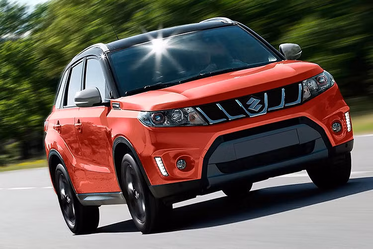 Về thiết kế, Vitara 2019 được bổ sung đầu xe mới với lưới tản nhiệt trên đi kèm 6 thanh nằm dọc. Bên dưới xuất hiện đèn LED định vị ban ngày có viền mạ crôm, nối với lưới tản nhiệt dưới. Ngay cả lưới tản nhiệt dưới cũng được thiết kế lại và không còn đi kèm viền màu bạc như trước. 