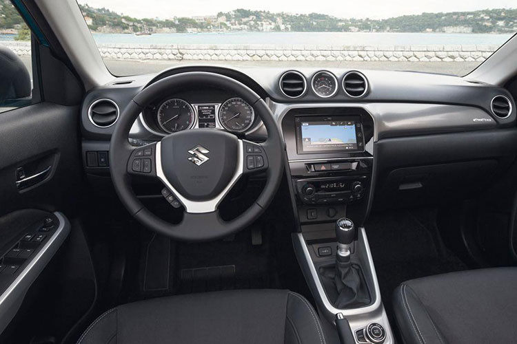 Bên trong Suzuki Vitara 2019 cũng xuất hiện mặt táp-lô bọc bằng chất liệu mềm mại hơn và màn hình đa thông tin dạng màu mới trong bảng đồng hồ. Ngoài ra, một nâng cấp về công nghệ đặc biệt cũng sẽ được hé lộ khi mẫu xe này chính thức ra mắt vào tháng 9/2018 tới.