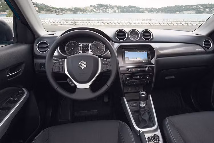 Bên trong Suzuki Vitara 2019 cũng xuất hiện mặt táp-lô bọc bằng chất liệu mềm mại hơn và màn hình đa thông tin dạng màu mới trong bảng đồng hồ. Ngoài ra, một nâng cấp về công nghệ đặc biệt cũng sẽ được hé lộ khi mẫu xe này chính thức ra mắt vào tháng 9/2018 tới.