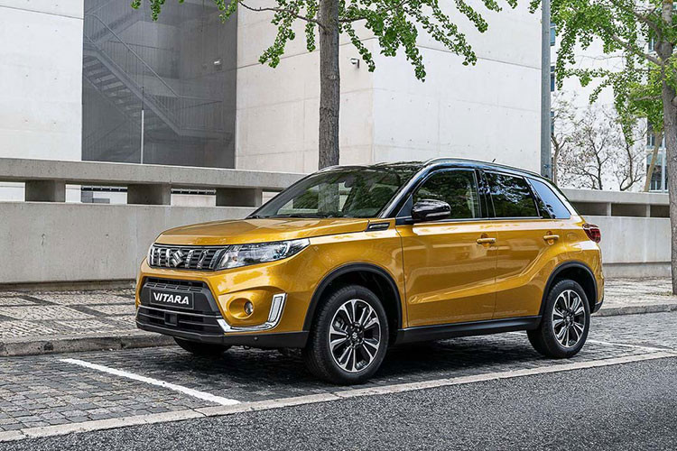 Sau những hình ảnh rò rỉ cách đây không lâu, mẫu crossover cỡ nhỏ Suzuki Vitara 2019 đã chính thức lộ diện. Bước sang phiên bản 2019, mẫu xe này được hãng xe Nhật Bản cải tiến thiết kế cộng thêm động cơ mới và hàng loạt trang bị an toàn hiện đại hơn.