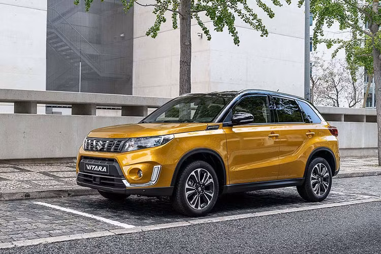 Sau những hình ảnh rò rỉ cách đây không lâu, mẫu crossover cỡ nhỏ Suzuki Vitara 2019 đã chính thức lộ diện. Bước sang phiên bản 2019, mẫu xe này được hãng xe Nhật Bản cải tiến thiết kế cộng thêm động cơ mới và hàng loạt trang bị an toàn hiện đại hơn.