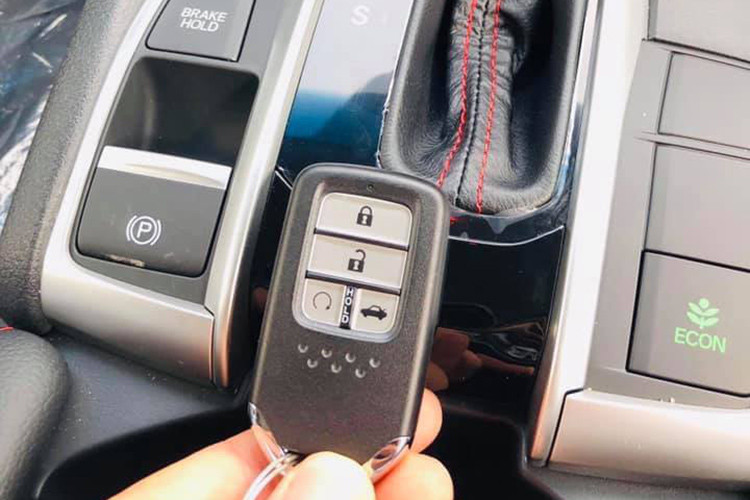 Một tính năng mới rất thú vị trên Civic RS 2019 chính là tính năng khởi động từ xa thông qua chìa khoá thông minh đi kèm. Trang bị an toàn gồm; hỗ trợ đánh lái chủ động (AHA); cân bằng điện tử (VSA); phanh ABS, EBD, BA, ESS; hỗ trợ khởi hành ngang dốc; camera lùi 3 góc quay, phanh tay điện tử, Brake Hold, khóa của tự động, 6 túi khí.