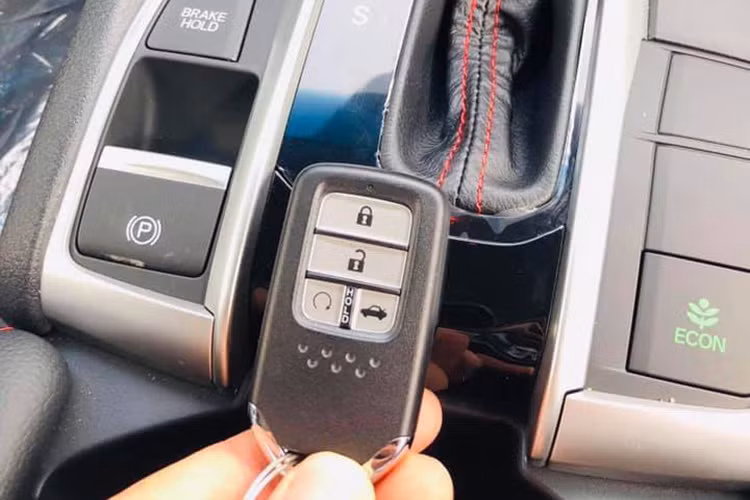 Một tính năng mới rất thú vị trên Civic RS 2019 chính là tính năng khởi động từ xa thông qua chìa khoá thông minh đi kèm. Trang bị an toàn gồm; hỗ trợ đánh lái chủ động (AHA); cân bằng điện tử (VSA); phanh ABS, EBD, BA, ESS; hỗ trợ khởi hành ngang dốc; camera lùi 3 góc quay, phanh tay điện tử, Brake Hold, khóa của tự động, 6 túi khí.