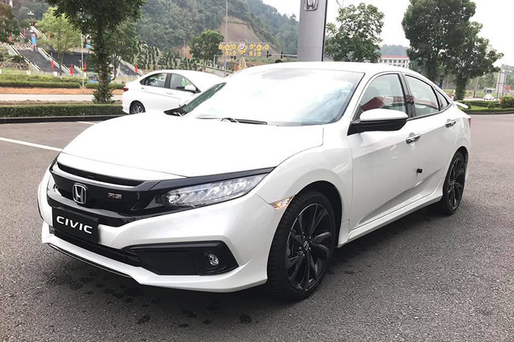 Giá xe Honda Civic RS 2019 được bán ra chính hãng tại Việt Nam từ 929 đến 934 triệu đồng. Như vậy, có thể thấy mức giá mới của Honda Civic RS 2019 cũng cao hơn khoảng 30 triệu so với Honda Civic L trước đây.