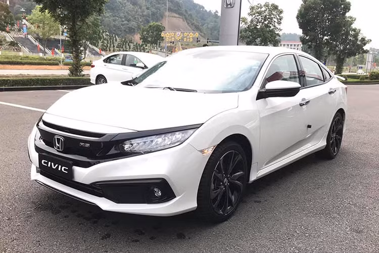 Giá xe Honda Civic RS 2019 được bán ra chính hãng tại Việt Nam từ 929 đến 934 triệu đồng. Như vậy, có thể thấy mức giá mới của Honda Civic RS 2019 cũng cao hơn khoảng 30 triệu so với Honda Civic L trước đây.