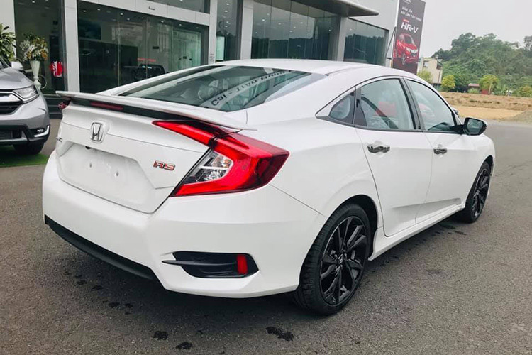 Phiên bản Honda Civic RS 2019 sử dụng động cơ tăng áp 1.5L DOHC VTEC Turbo, phun xăng trực tiếp có công suất cực đại 170 mã lực tại 5.500 vòng/phút, mô- men xoắn cực đại 220 Nm tại 1.700-5.500 vòng/phút. Xe được trang bị hộp số CVT ứng dụng Công nghệ Earth Dreams với điều khiển G-Design Shift.