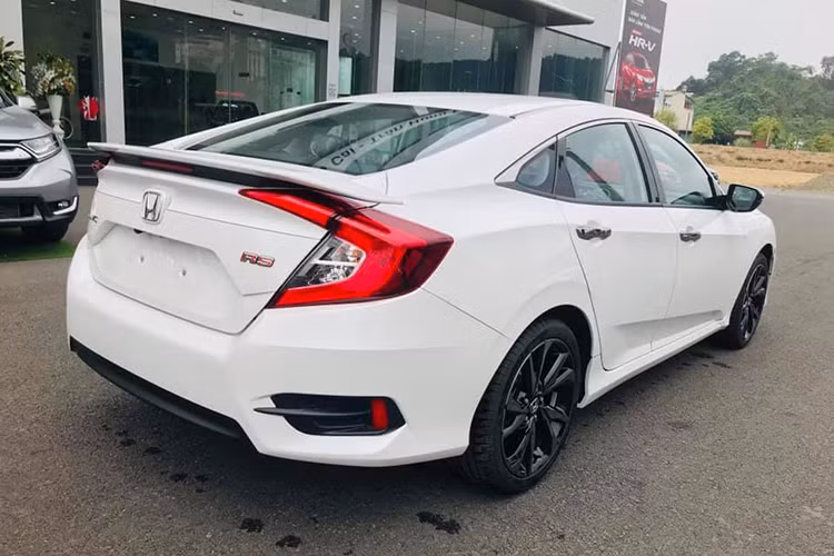 Phiên bản Honda Civic RS 2019 sử dụng động cơ tăng áp 1.5L DOHC VTEC Turbo, phun xăng trực tiếp có công suất cực đại 170 mã lực tại 5.500 vòng/phút, mô- men xoắn cực đại 220 Nm tại 1.700-5.500 vòng/phút. Xe được trang bị hộp số CVT ứng dụng Công nghệ Earth Dreams với điều khiển G-Design Shift.