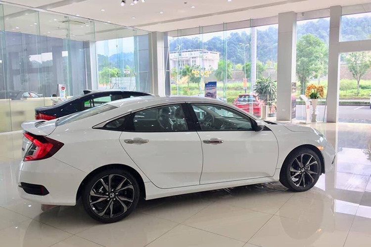 Kích thước tổng thể của Honda Civic 2019 bao gồm chiều dài x rộng x cao tương ứng là 4.630 x 1.799 x 1.416 mm trong khi chiều dài cơ sở đạt 2.700 mm. Phong cách thiết kế OTOKOMAE của Nhật Bản được thể hiện rõ ràng trên Honda Civic với nội - ngoại thất đều đậm chất thể thao.