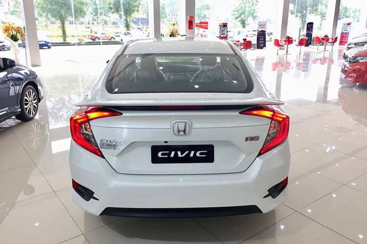 Ở phiên bản RS, đèn sương mù gầm xe cũng đã được thay sang dạng LED. Ngoài ra, xe còn được trang bị cánh gió cỡ lớn ở phía đuôi xe - chi tiết này giúp xe ổn định hơn ở tốc độ cao và có dáng vẻ mạnh mẽ hơn.