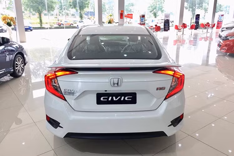 Ở phiên bản RS, đèn sương mù gầm xe cũng đã được thay sang dạng LED. Ngoài ra, xe còn được trang bị cánh gió cỡ lớn ở phía đuôi xe - chi tiết này giúp xe ổn định hơn ở tốc độ cao và có dáng vẻ mạnh mẽ hơn.