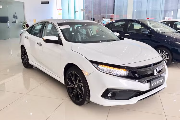Honda ôtô Việt Nam mới đây đã chính thức công bố mẫu xe Civic 2019 với một số thay đổi, hiện mẫu xe này đã về đến các đại lý ôtô chính hãng. Trong đó, phiên bản gây chú ý nhất chính là Honda Civic RS 2019 mới bởi mức giá bán cao ngất ngưởng, đắt ngang một số mẫu sedan hạng D như Kia Optima hay Mazda6,...