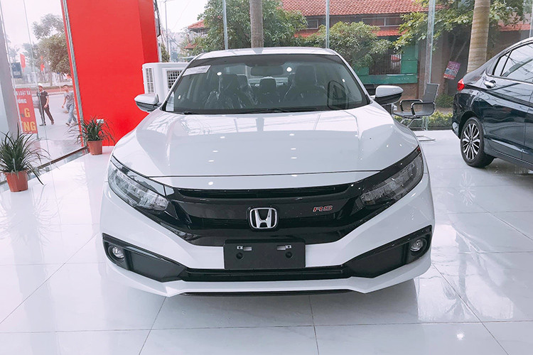 Đặc biệt, trên phiên bản RS, xe được trang bị thêm nhiều chi tiết nhằm tạo sự cá tính, thể thao hơn. Trên phiên bản Honda Civic RS 2019 tại Việt Nam, phần đầu xe được thiết kế mạnh mẽ với hệ thống đèn chiếu sáng full-LED cùng cản trước thể thao được phối màu tương phản.