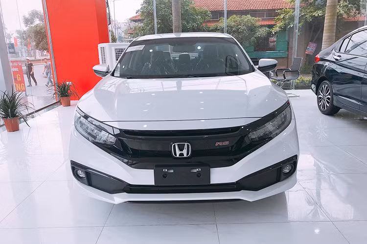 Đặc biệt, trên phiên bản RS, xe được trang bị thêm nhiều chi tiết nhằm tạo sự cá tính, thể thao hơn. Trên phiên bản Honda Civic RS 2019 tại Việt Nam, phần đầu xe được thiết kế mạnh mẽ với hệ thống đèn chiếu sáng full-LED cùng cản trước thể thao được phối màu tương phản.